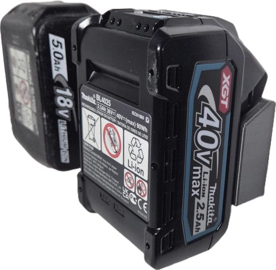 Makita XGT 40V accu vastgeklikt in de accuhouder