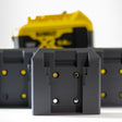 DeWalt accuhouder vooraan met een gele DeWalt XR 5,0 Ah accu op de achtergrond