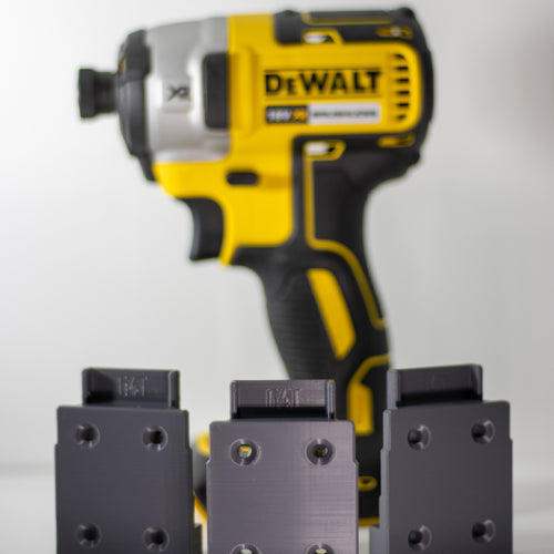 DeWalt slagschroevendraaier achter drie donkergrijze gereedschaphouders