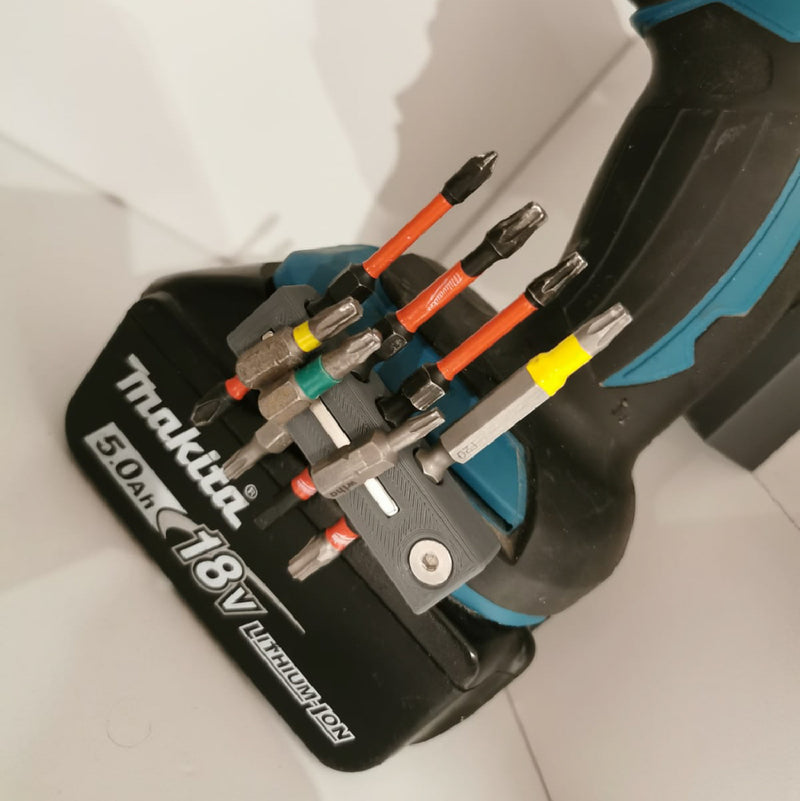 Bithouder vol bits op de accuvoet van een Makita 18V machine