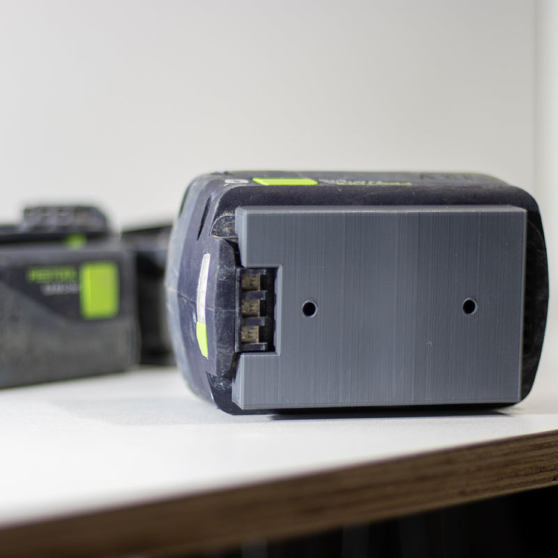 Festool 18V accu met de houderplaat op de onderkant, contacten zichtbaar