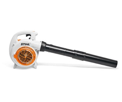Witte STIHL bladblazer met zwarte blaaspijp, gezien van opzij