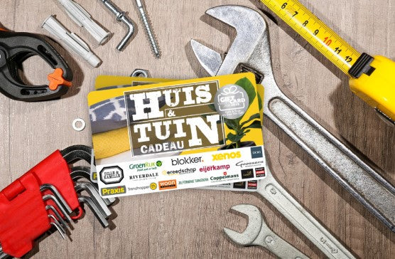 Huis en Tuin cadeaukaart tussen steeksleutels, inbussleutels en een rolmaat