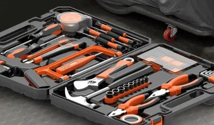 Geopende gereedschapskoffer met handgereedschap in oranje en zwart