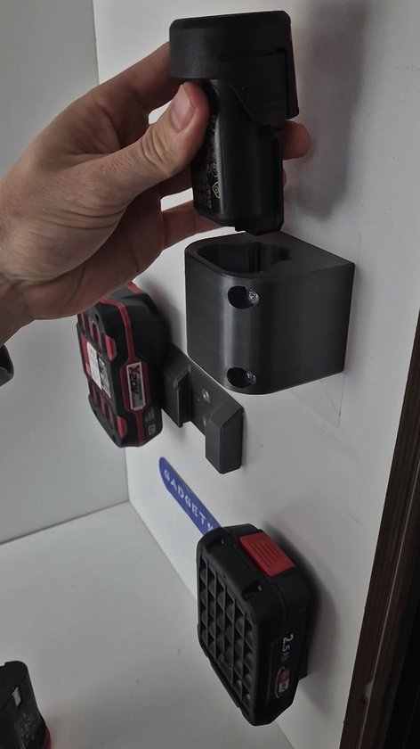 Parkside machine in de gereedschaphouder aan de wand