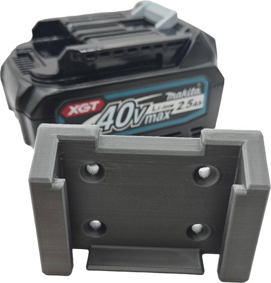 Makita XGT 40V accu vastgeklikt in de accuhouder