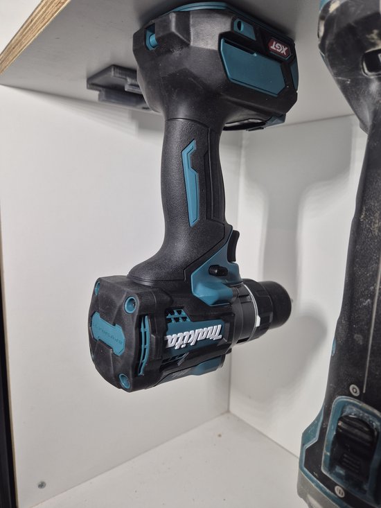 Makita XGT 40V machine in de gereedschaphouder aan de wand