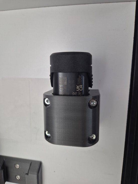 Parkside machine in de gereedschaphouder aan de wand