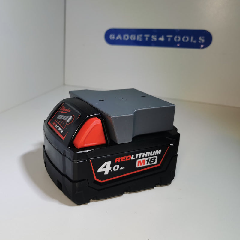 Milwaukee M18 accu met houderplaat, met Gadgets4tools-logo op de achtergrond