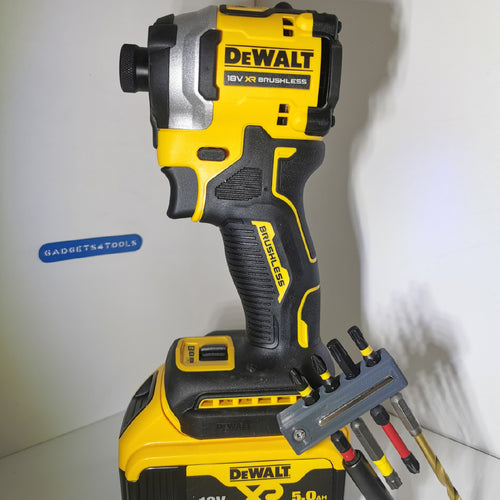 DeWalt XR slagschroevendraaier met bithouder vol bits op de accu