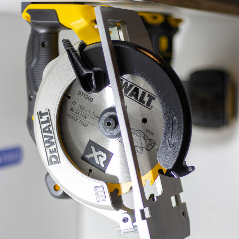 DeWalt cirkelzaag hangend in een gereedschaphouder onder een plank