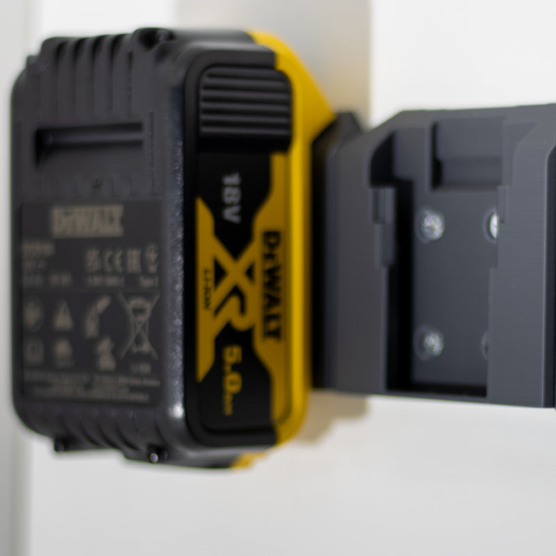 DeWalt XR 18V 5,0 Ah accu hangend in een wandhouder, gezien van opzij