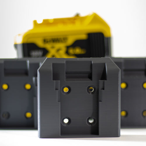DeWalt accuhouder vooraan met een gele DeWalt XR 5,0 Ah accu op de achtergrond