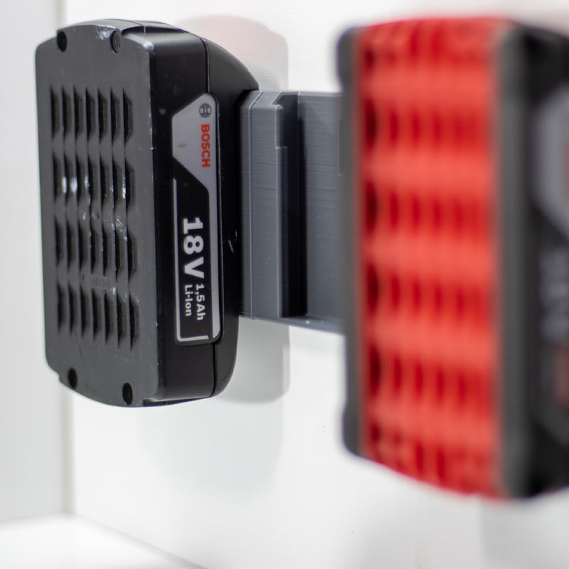 Bosch 18V accu hangend in een accuhouder aan de muur