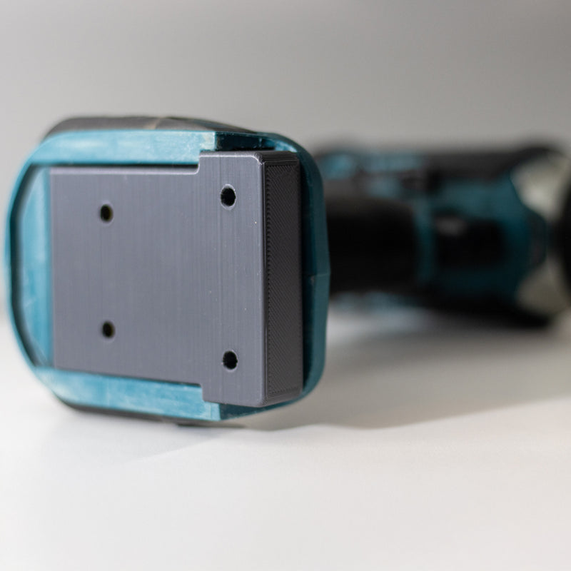 Onderkant van een Makita LXT machine met de houderplaat op de accuvoet gemonteerd