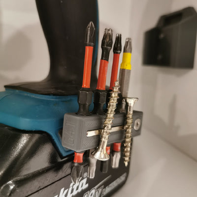 Bithouder met schroefbits en schroeven, geklikt op een Makita machine