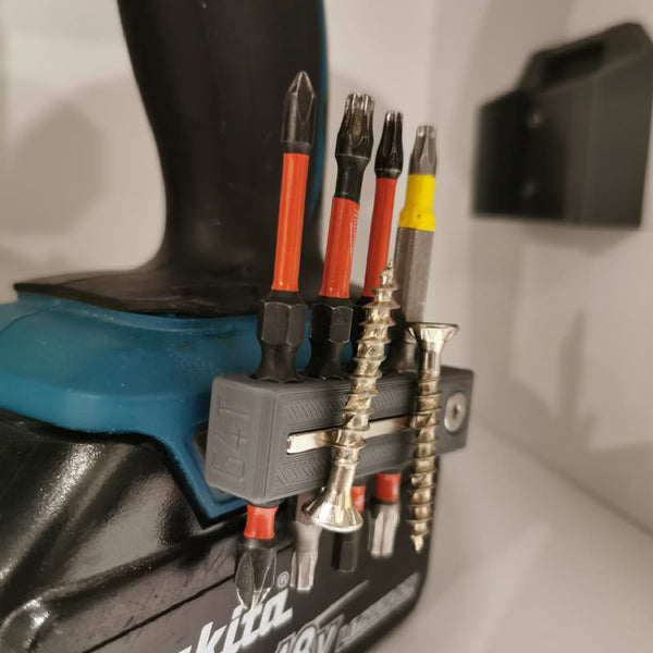 Bithouder met schroefbits en schroeven, geklikt op een Makita machine
